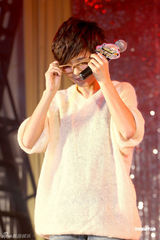 高清图：许飞为公益募捐眼镜框 呼吁为俞灏明祈福