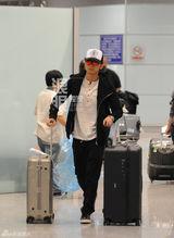 组图：李晨分手后落寞回京 霍思燕大肚送安慰