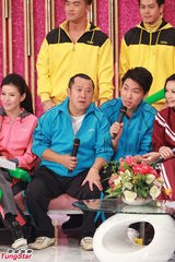 组图：《欢乐满东华2012》落幕 那英西装助阵