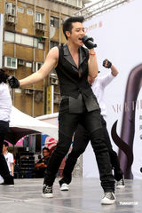 组图：周汤豪露胸答谢歌迷 廖晓乔贴心按摩