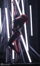 高清图：全美音乐奖现场表演 蕾哈娜Pink闪耀舞台