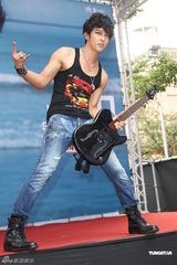 组图：汪东城摇滚风会歌迷 否认与炎亚纶有心结