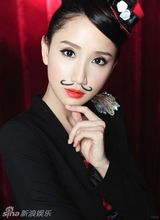 组图：陈彦妃变身双面娇娃 时而妩媚时而帅气