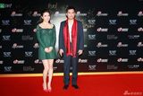 组图：2013微博之夜红毯 设计师兰玉携手邓飞