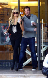 幻灯图集：帕丽斯希尔顿和男友外出 黑色系装扮