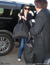 组图：海瑟薇与未婚夫现身机场 大嘴美女气质优雅