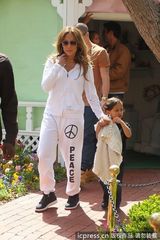 组图：詹妮弗洛佩兹带子女游玩 小男友全程陪伴
