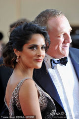 组图：海耶克戛纳携夫走秀 深V黑裙大秀傲人双峰