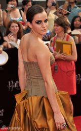 高组图：《哈7下》纽约首映 艾玛低胸礼服亮相