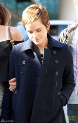 组图：“赫敏”艾玛洛杉矶迎新年 短外套干练十足