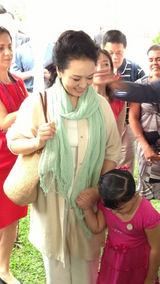 组图：丽媛Style入选《名利场》全球最佳着装