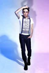 王矜霖烟熏写真酷感十足 邻家男孩时尚转身(图)