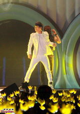 组图：BigBang火热开唱 座无虚席粉丝high翻场