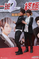 组图：曾沛慈SpeXial为新剧造势 与学生拼球技