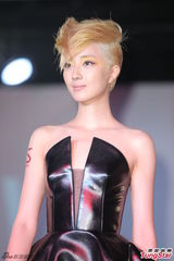 组图：桂纶镁金发造型示人 舞台上大玩变装秀