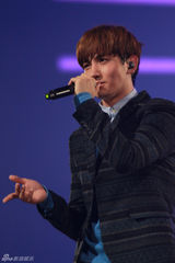 高清组图：东方神起香港火爆开唱 劲舞引疯狂