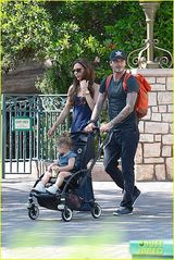 组图：贝克汉姆夫妇带子女游玩迪士尼 小七卖萌