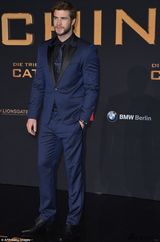 组图：《饥饿2》首映 劳伦斯西装裙短发利落