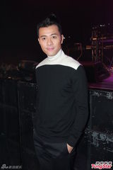 组图：梁汉文MINI音乐会 获好友站台庆生