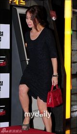 组图：李秉宪新片上映未婚妻现身 金泰熙等捧场