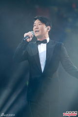 组图：雷颂德个唱献歌儿子 郑秀文助阵掀高潮