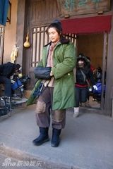 组图：最IN单品军大衣 刘德华范冰冰田亮全靠它