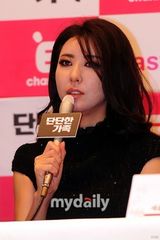 组图：刘世允李仁慧等出席新剧《硬朗家族》发布会