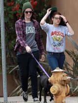 组图：暮光女休闲装外出遛狗 笑容爽朗心情好