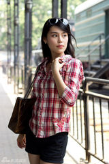 组图：韩丹彤街拍格纹衬衣搭短裤