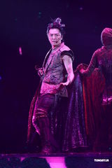 组图：郑伊健开唱遭催婚 女友蒙嘉慧到场欣赏