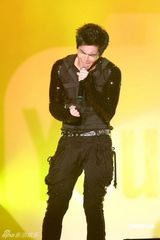 幻灯组图：萧敬腾着铆钉皮衣献唱 卢广仲瑶瑶泯恩仇