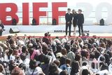 组图：李准河正宇出席釜山电影节舞台问候活动