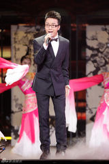 组图：郁可唯李玉刚现身品牌周年庆演唱会