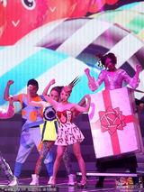 组图：蔡依林爆乳金属战袍开唱 造型火辣百变