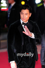 组图：郑雨盛(郑宇成)黑色西服帅气亮相釜山红毯