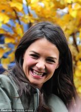 组图：35岁前阿汤嫂白发丛生 录早安美国秀长腿