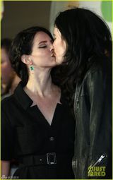 组图：打雷姐侧发长辫气质足 与男友接吻秀恩爱