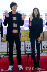 组图：韩星朱元与UEE为母校学弟学妹赠零食