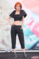 组图：杨丞琳红发抢镜 大秀小蛮腰粉丝饱眼福