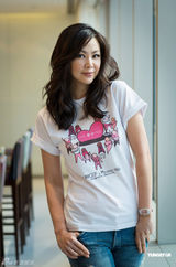 组图：梁咏琪穿爱的T恤为儿童零受苦努力