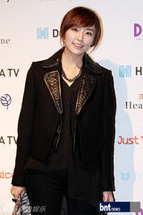 组图：韩星李珉廷秀香肩 泫雅等出席活动