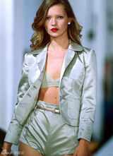 组图：“病态美”凯特-莫斯出道25年经典造型