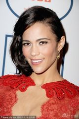 组图：宝拉-巴顿深V蕾丝透视裙 秀浑圆半乳