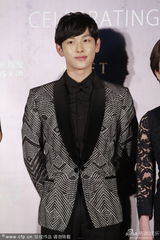 组图：韩国大叔宋康昊亮相憨态可掬 林时完帅气