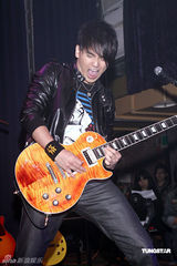 幻灯组图：汪东城助阵“晚生”送吉他秘笈