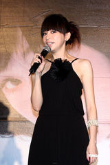 幻灯：王心凌黑白配小晚礼劲歌热舞 跳出万种风情