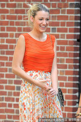 组图：莱弗利碎花裙赶拍《绯闻女孩》 搞怪表情不断