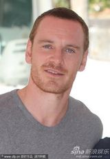 组图：《羞耻》发布会 迈克尔·法斯宾德休闲亮相