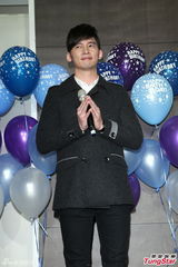 组图：温升豪35岁生日圆歌手梦 唱新歌回馈歌迷