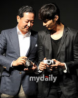 组图：元彬出席相机新品发布会 眼神迷人帅气无敌